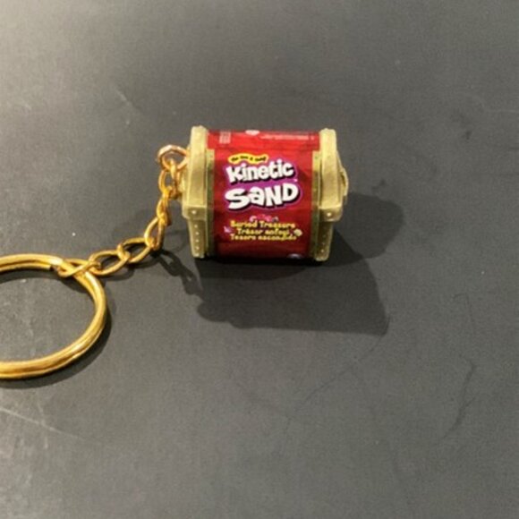 Kinetic Sand Treasure Chest Keychain – Pocket-Sized Discovery - Picture 4 of 9